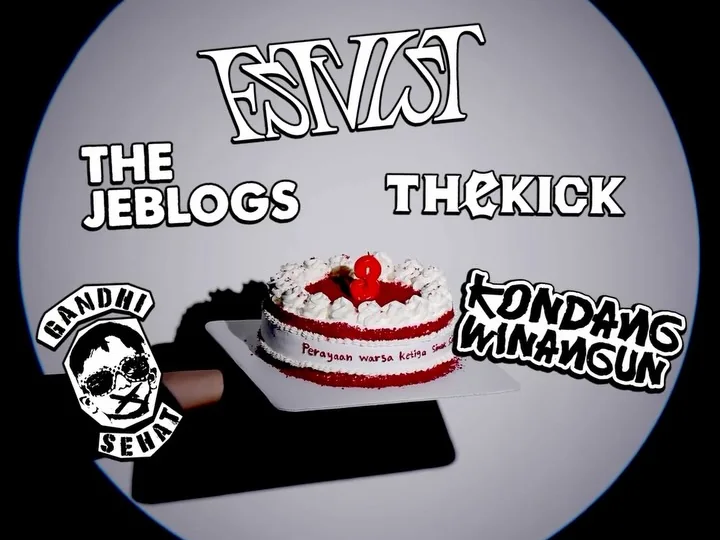 Sampul resmi Simak Siar Vol. 36 Perayaan Warsa Ke-3: logo FSTVLST, The Jeblogs, The Kick, Gandhi Sehat, dan Kondang Winangun mengelilingi kue perayaan warsa ketiga di bawah lampu sorot